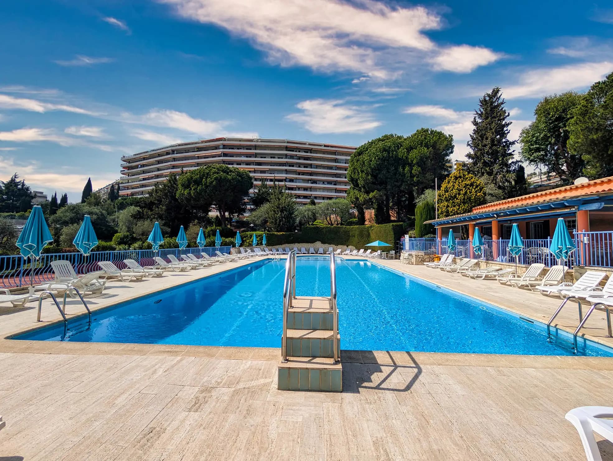Résidence Arcadia — piscine et bâtiment